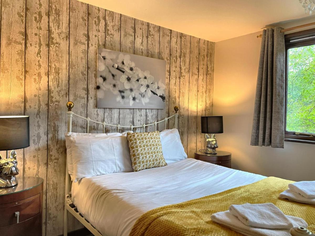 Chalet Wren 23-hot Tub-woodland Lodges-tenby-pembroke *